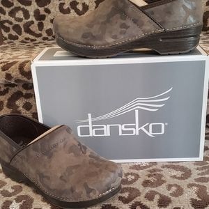 NEW! Dansko Professional suede camo clog